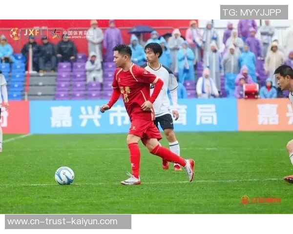 雨中激战足球比赛在风雨交加的环境中展现的激情与坚持